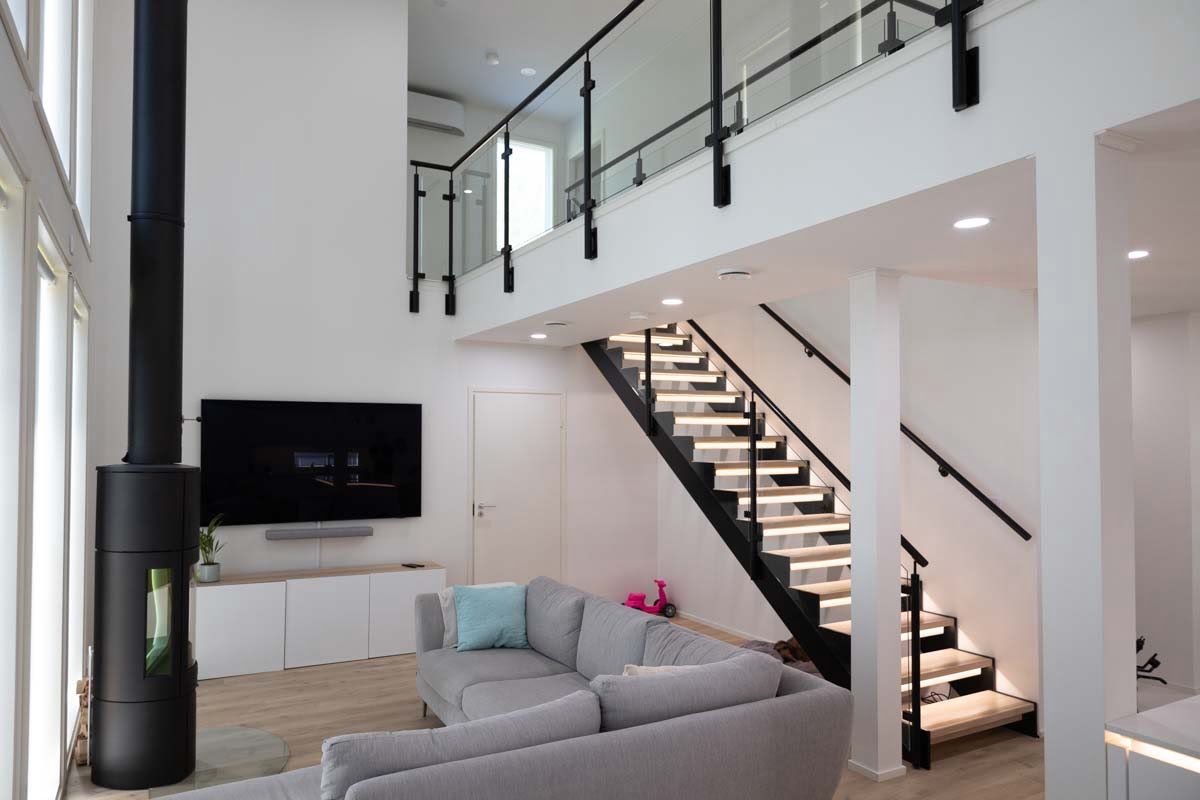 Le luci del piano inferiore e le luci delle scale si completano a vicenda. LedStore.fi